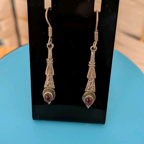 Sterling silver earrings with garnet gemstones and filigree detail, stamped 925 - Picture 3 of 4